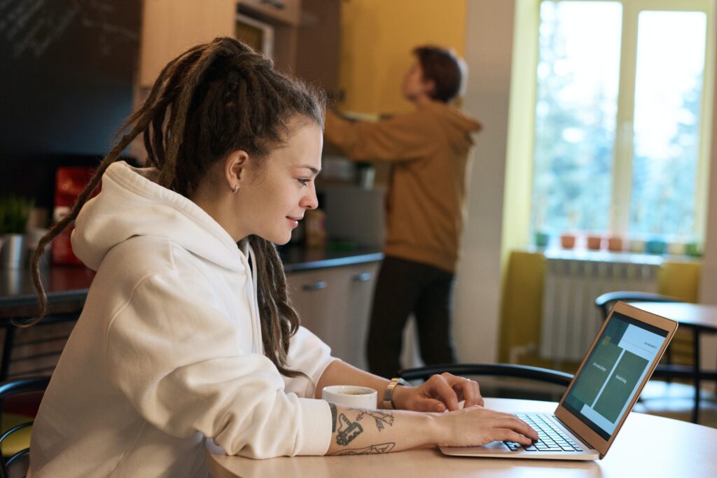 Freelancer-Lady-in-Laptop